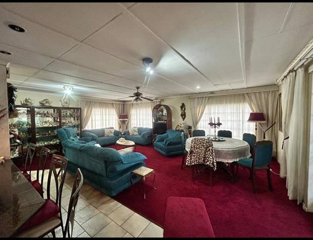 6 BEDROOM HOUSE FOR SALE IN SELECTION PARK